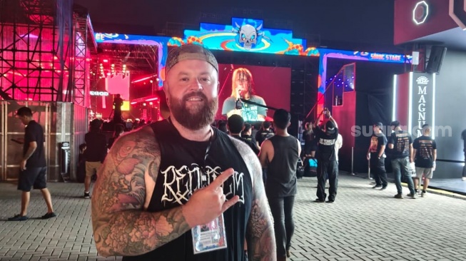 Bred metalhead dari Australia semangat menyaksikan Hammersonic Fest 2026 di NICE PIK 2, Sabtu (2/5/2026). [Rena Pangesti/Suara.com]