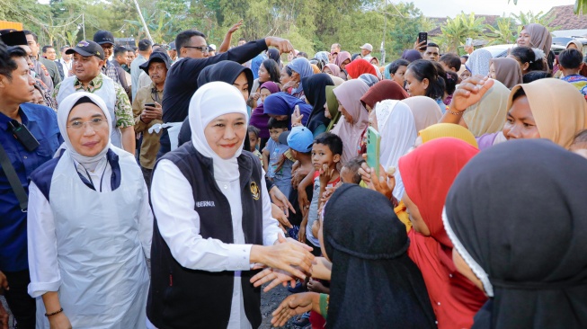 Gubernur Provinsi Jawa Timur, Khofifah Indar Parawansa setelah meninjau ketersediaan ternak kurban di Nganjuk melanjutkan ke peternakan Berkah Wafa Farm yang berlokasi di Desa Watesnegoro, Kecamatan Ngoro, Kabupaten Mojokerto, Sabtu (2/5/2026). (Dok: Pemprov Jatim)