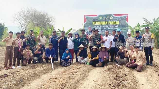 Dukung Asta Cita Prabowo, TNI dan Masyarakat Tanami Jagung Lahan 2 Hektare di Cibeber