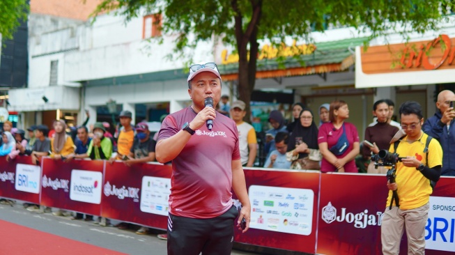 Regional CEO BRI Yogyakarta, Kusdinar Wiraputra, saat membuka acara Jogja 10K 2026, Minggu (5/3/2026). (Dok. Humas BRI)