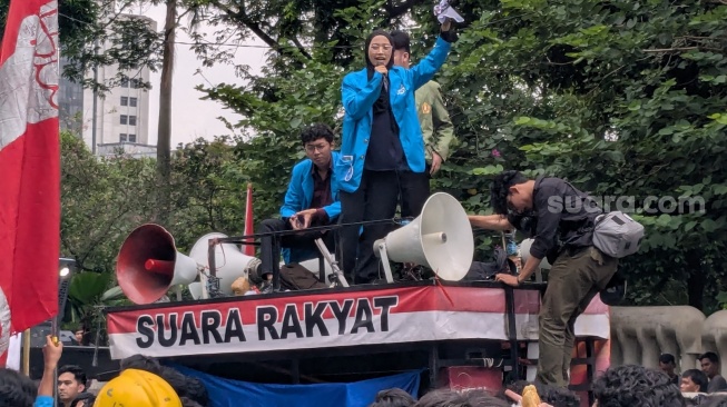 Aksi 4 Mei: Kala Mahasiswi Pertanyakan Nurani Penguasa Soal Nasib Guru Honorer