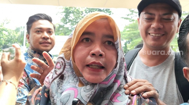 Nia, penyalur ART sekaligus pemilik akun Threads yang menyebarkan informasi dugaan penganiayaan yang dilakukan Erin Taulany saat datang ke Polres Metro Jakarta Selatan pada Senin, 3 Mei 2026. [Suara.com/Rena Pangesti]