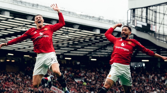 Arne Slot mengecam VAR usai Liverpool kalah 2-3 dari Manchester United. Ia menilai keputusan wasit merugikan The Reds sepanjang musim. [Dok. IG Manchester United]
