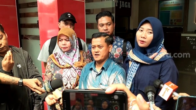 Hera (jilbab biru, paling kanan) ART yang diduga dianiaya Erin Taulany atau Rien Wartia Trigina usai memberikan keterangan di Polres Metro Jakarta Selatan pada Senin (4/5/2026). [Rena Pangesti/Suara.com]