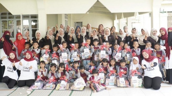 Program LG Lebaran Sehat adalah agenda tahunan yang dilaksanakan bertepatan dengan Idul Fitri. Pelaksanaan tahun ini berlangsung di Pasirlangu, wilayah yang terdampak longsor hingga menimbulkan korban jiwa. (Dok: LG)