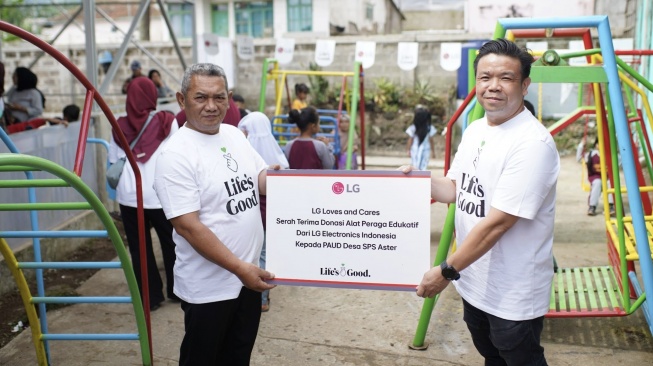 President of LG Electronics Indonesia, Ha Sang-Chul dan Branch Manager for Bandung Area at LG Electronics Indonesia, Rudy Tambuwun dalam Program LG Lebaran Sehat di Pasirlangu. (Dok: LG)