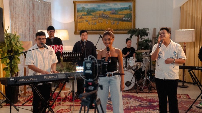 Duo Gery Gany menggandeng Novia Bachmid di project live session bertajuk #TimurPride. [Instagram]
