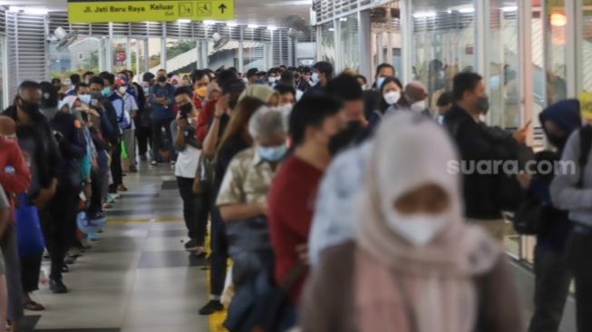 Suasana kepadatan antrean penumpang KRL (Suara.com)