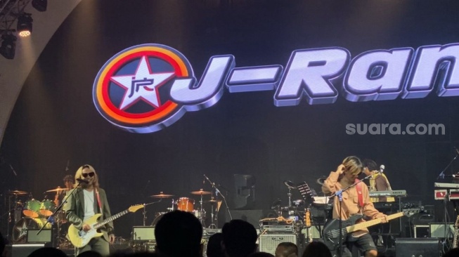 J-Rock membawakan lagu hits RAN di panggung OTW Pestapora di Bengkel Space, SCBD, Jakarta Selatan pada Minggu, 3 Mei 2026 malam. [Suara.com/Tiara Rosana]