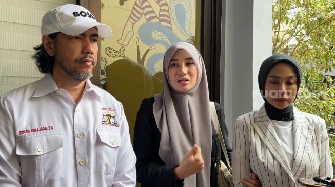 Clara Shinta bersama pengacaranya, Sunan Kalijaga mengadukan kasusnya ke Komnas Perempuan, Senin (4/5/2026) usai mendapat somasi dari suami, Alexander Assad gara-gara Clara mengungkap sang suami melakukan VCS dengan perempuan lain. [Tiara Rosana/Suara.com]