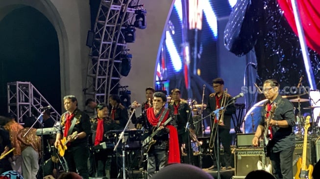Penampilan Rhoma Irama dan Soneta di panggung OTW Pestapora di Bengkel Space SCBD, Jakarta Selatan, Minggu (3/5/2026). [Tiara Rosana/Suara.com]