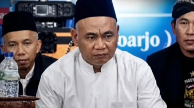 Inilah Tampang Kiai di Pati yang Diduga Cabuli 50 Santri hingga Hamil. [X]