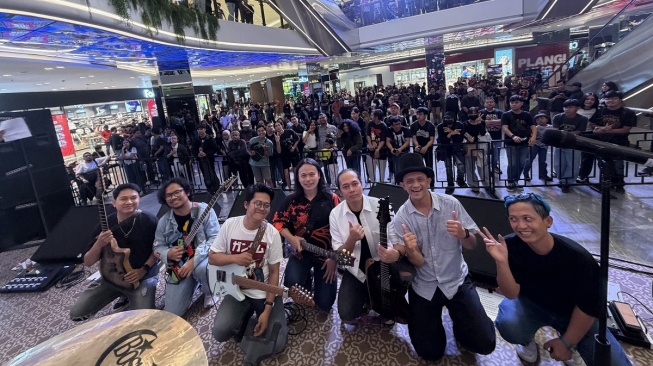 Zendhy Kusuma bersama gitaris lain di ajang Experience Guitars Show 2026. [dokumentasi pribadi]