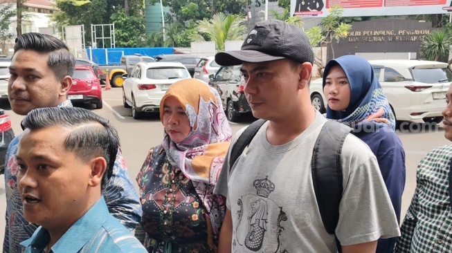 Tiba di Polres Jaksel, ART Diperiksa atas Kasus Dugaan Penganiayaan Erin Mantan Istri Andre Taulany