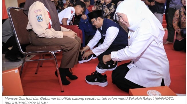Foto Gus Ipul dan Gubernur Jatim nampak mengenakan sepatu di kaki siswa [via Biro Humas Jatim]