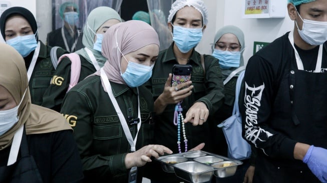 Melly Goeslaw melakukan kunjungan kerja ke Satuan Pelayanan Pemenuhan Gizi (SPPG) di Jalan Melati Margasari, Kabupaten Bandung. [dokumentasi pribadi]