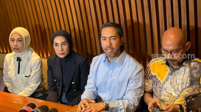 Erin Taulany didampingi Sunan Kalijaga sebagai kuasa hukum, menggelar jumpa pers di kawasan Senayan, Jakarta Pusat, Selasa (5/5/2026) terkait kasusnya dengan eks asisten rumah tangga bernama Hera. [Tiara Rosana/Suara.com]