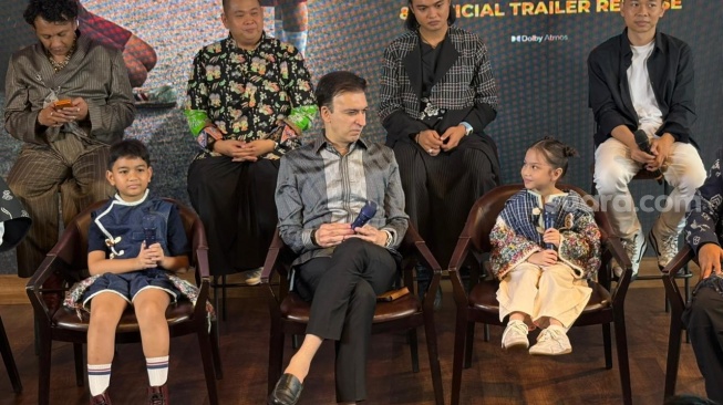 Manoj Punjabi bersama pemeran film Children to Heaven dalam acara jumpa pers di kawasan Setiabudi, Jakarta Selatan, Senin (4/5/2026). [Tiara Rosana/Suara.com]