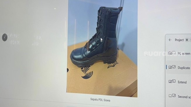 Penampakan sepatu siswa Sekolah Rakyat. (Suara.com/Lilis)