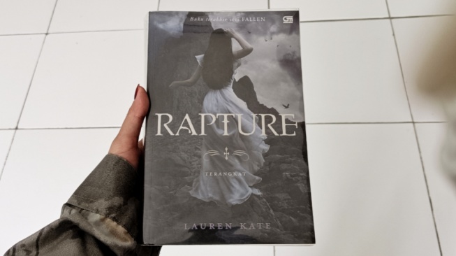 Aku Mencintaimu, Maka Aku Melepasmu: Penutup dari Novel Rapture