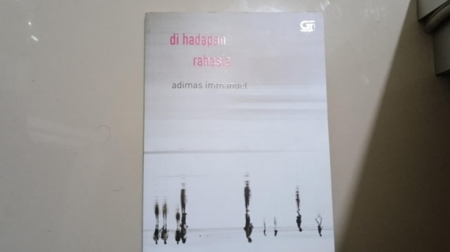 Buku Puisi 'Di Hadapan Rahasia': Sebuah Buku untuk Perbaikan Mental