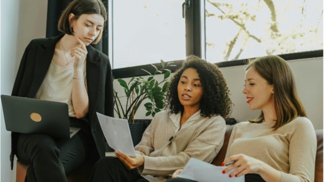 Pendidikan sebagai Self-Love: Benarkah Investasi Terbaik untuk Perempuan?