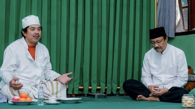 Silaturahmi Lebaran ke Ra Kholil, Gus Ipul Bahas Sekolah Rakyat Situbondo
