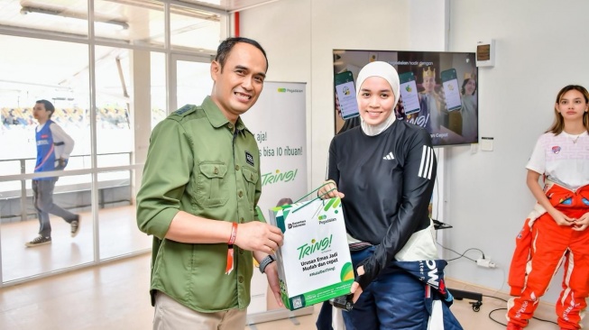 Pemimpin Wilayah PT Pegadaian Kanwil VII Denpasar, Edy Purwanto bersama Alexandra Asmasoebrata, ia menyampaikan bahwa partisipasi Pegadaian mencerminkan semangat emansipasi modern yang relevan dengan perkembangan zaman. (Dok: PT Pegadaian)
