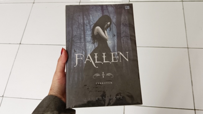1001 Cara Cinta Menabur Luka: Ironi Gelap dalam Novel Fallen