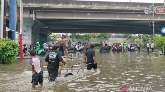 Cuan di Tengah Banjir Kembangan Jakbar: Modal Gerobak, Agus Raup Rp800 Ribu Cuma dalam 3 Jam!