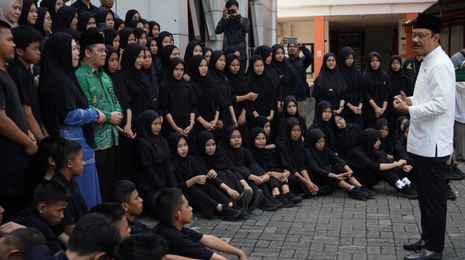 Kunjungan ke Makassar, Gus Ipul: Siswa Sekolah Rakyat Lebih Percaya Diri dan Berprestasi