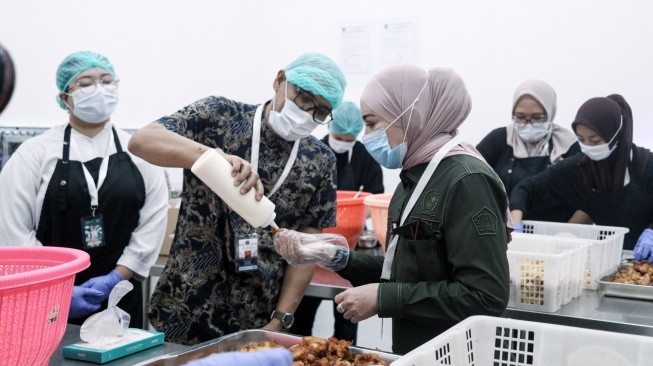 Melly Goeslaw melakukan kunjungan kerja ke Satuan Pelayanan Pemenuhan Gizi (SPPG) di Jalan Melati Margasari, Kabupaten Bandung. [dokumentasi pribadi]