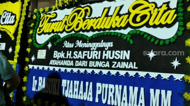 Mantan Gubernur DKI Jakarta Basuki Tjahaja Purnama alias Ahok mengirim kangan bunga duka cita untuk ayah Bunga Zainal yang meninggal dunia hari ini, Selasa (5/5/2026). [Rena Pangesti/Suara.com]