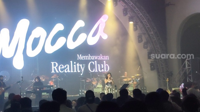Mocca Guncang Panggung OTW Pestapora, 'Bajak' Lagu Reality Club Sambil Rayakan Ultah Arina Ephipania