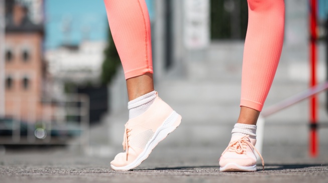 5 Rekomendasi Sepatu Running Lokal Wanita, Ringan dan Terjangkau untuk Lari
