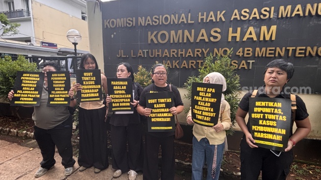 Komite Peringatan 33 Tahun Pembunuhan Marsinah mendatangi kantor Komisi Nasional Hak Asasi Manusia (Komnas HAM), Jakarta Pusat pada Selasa (5/5/2026). [Suara.com/Dinda]