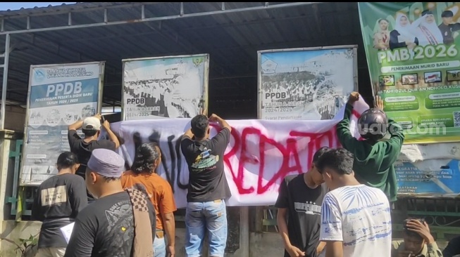 Suasana penyegelan pondok pesantren (Ponpes) Ndholo Kusumo, Desa Tlogosari, Kecamatan Tlogowungu, Kabupaten Pati oleh warga. [Suara.com/Singgih Tri]