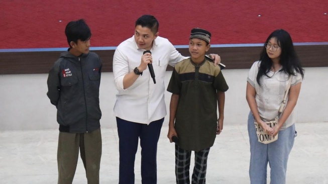 Calon Siswa Sekolah Rakyat Menangis di Pelukan Seskab Teddy: Saya Mau Sekolah, Pak