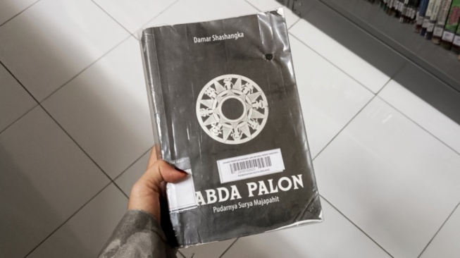 Di Ambang Senja Majapahit: Membaca Sabda Palon 4 karya Damar Shashangka