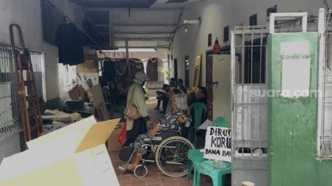Warga melakukan demonstrasi menolak penggusuran rumah dinas di Jalan PAM Baru Raya, Jakarta Pusat, pada Rabu (6/5/2026). (Suara.com/Faqih)