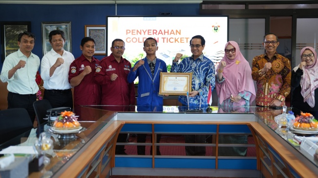 Universitas Hasanuddin memberikan golden ticket kepada Rehan, siswa SMA Negeri 8 Pinrang, sebagai bentuk penghargaan atas capaian internasionalnya memperoleh pengakuan dari NASA (National Aeronautics and Space Administration) [SuaraSulsel.id/Unhas]