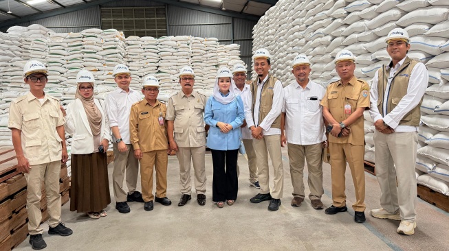 Bendahara Fraksi Partai Gerindra DPR RI sekaligus Ketua Umum PP PIRA Novita Wijayanti saat meninjau langsung Gudang Bulog Gumilir di Kabupaten Cilacap, Selasa (5/5/2026).