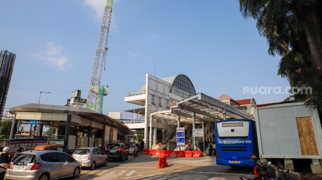 Suasana Halte Transjakarta Manggarai yang tutup dan halte sementara di Jakarta, Rabu (6/5/2026). [Suara.com/Alfian Winanto]
