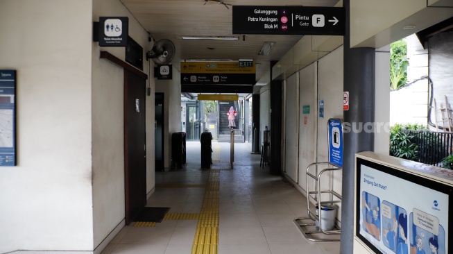 Suasana Halte Transjakarta Manggarai yang tutup di Jakarta, Rabu (6/5/2026). [Suara.com/Alfian Winanto]
