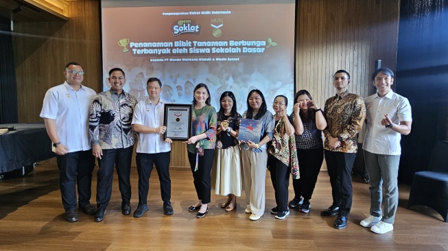 Ribuan Siswa SD Tanam Bunga, Nissin Soklat & PT Monde Mahkota Biskuit Raih Rekor MURI (Dok. Istimewa)