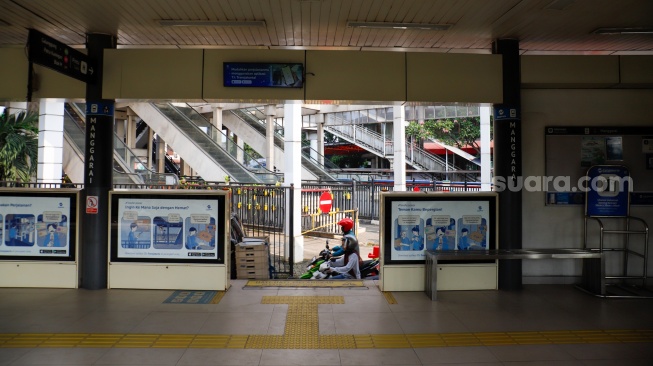 Suasana Halte Transjakarta Manggarai yang tutup di Jakarta, Rabu (6/5/2026). [Suara.com/Alfian Winanto]
