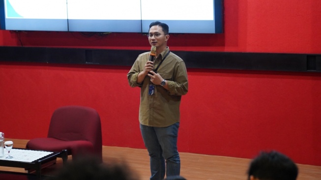 Momen Area Head BRI Yogyakarta, Lutfi Anggriawan, saat memberi pembekalan di FEB UGM. (Dok. UGM)