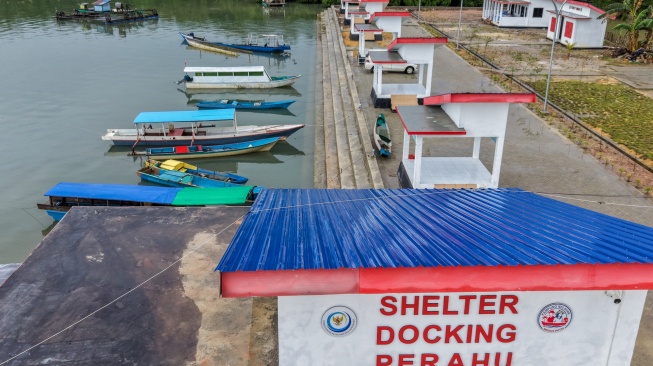 Foto udara sejumlah perahu nelayan bersandar di dermaga kawasan Kampung Nelayan Merah Putih (KNMP) Sorue Jaya, Kecamatan Soropia, Kabupaten Konawe, Sulawesi Tenggara, Rabu (6/5/2026). [ANTARA FOTO/Andry Denisah/bar]