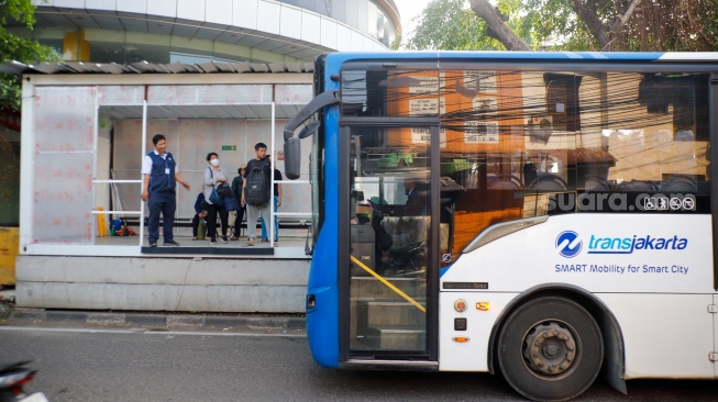 Suasana Halte Transjakarta Manggarai sementara di Jakarta, Rabu (6/5/2026). [Suara.com/Alfian Winanto]
