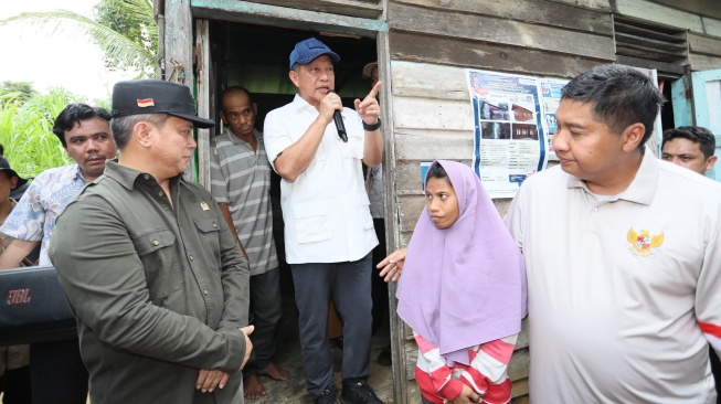 Pastikan Bantuan Tepat Sasaran, Mendagri Tito Bersama Menteri PKP Tinjau Program BSPS di Balikpapan